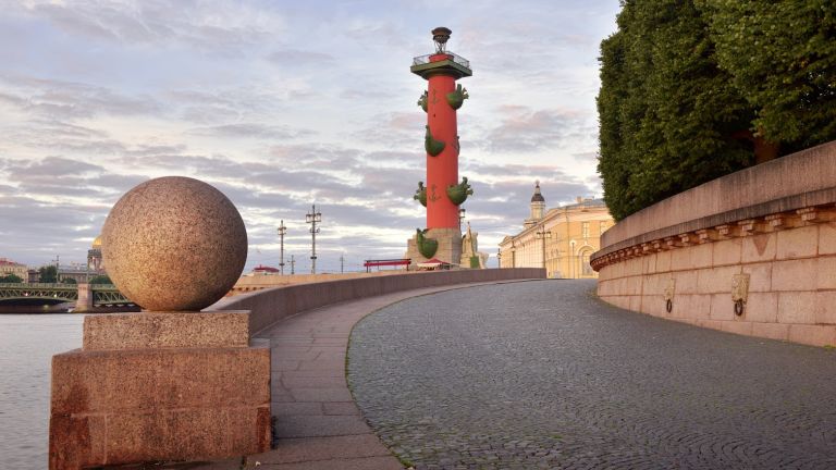 За какво служат червените колони в Санкт Петербург?