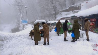 Студ и сняг отнеха живота на 22 души, блокирани в колите си  в планински курорт в Пакистан