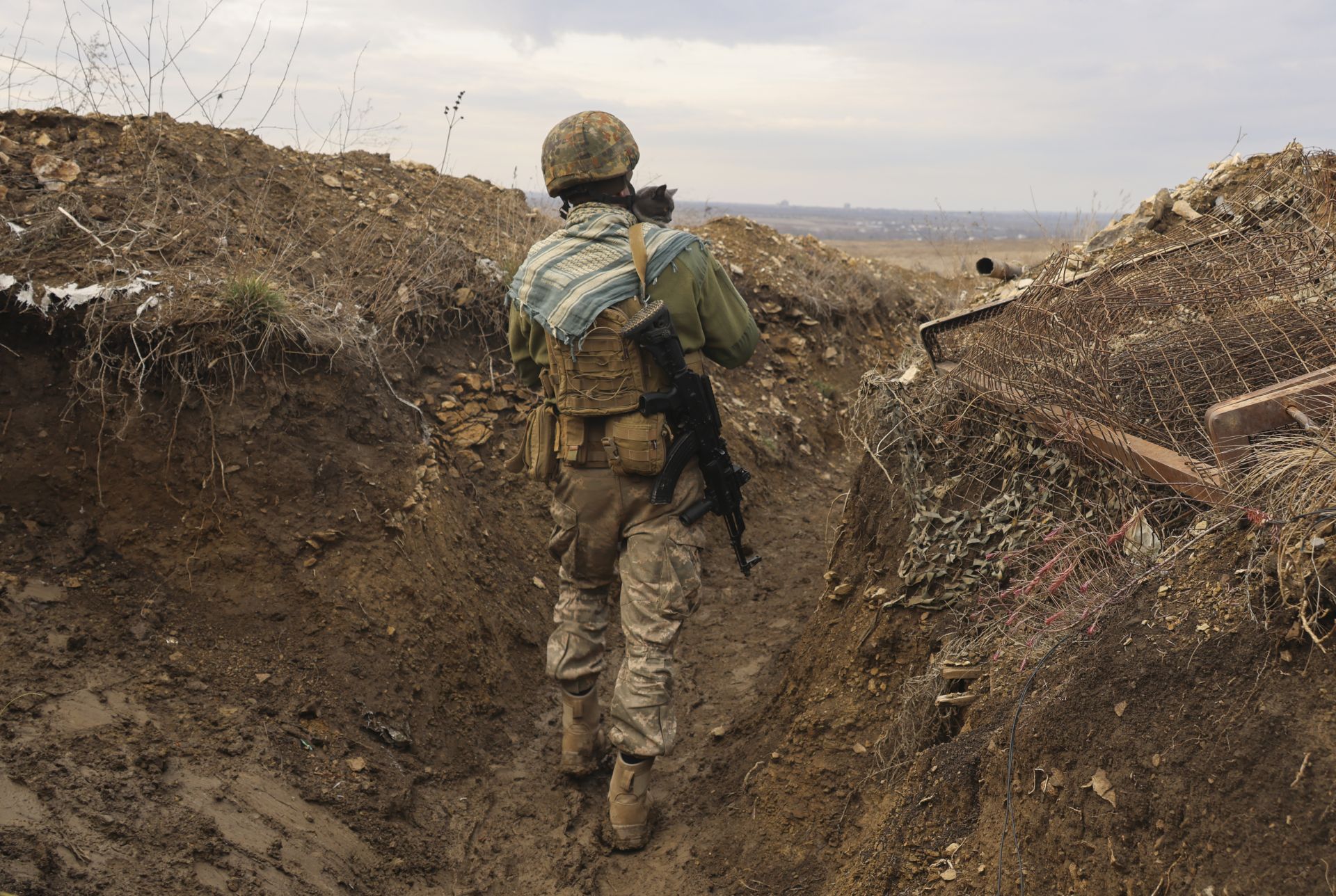 Украински войник в окоп на фронтовата линия със сепаратистите в Донецка област