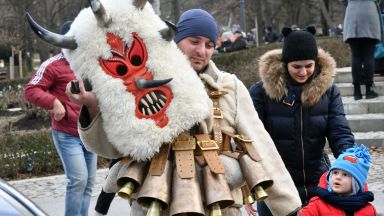 Пернишката Сурва се премести в центъра на София Десетки групи