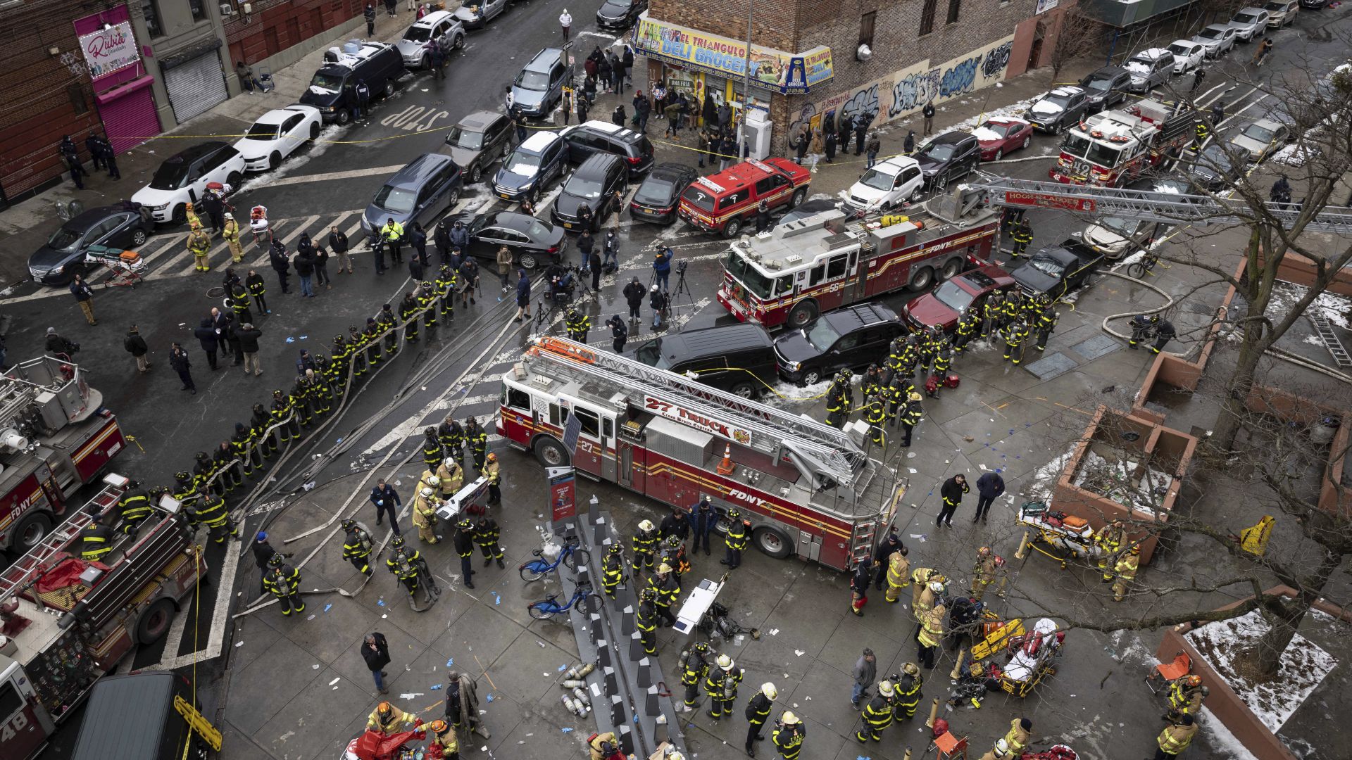 9 деца и 10 възрастни изгоряха в Бронкс, борят се за живота на 32-ма
