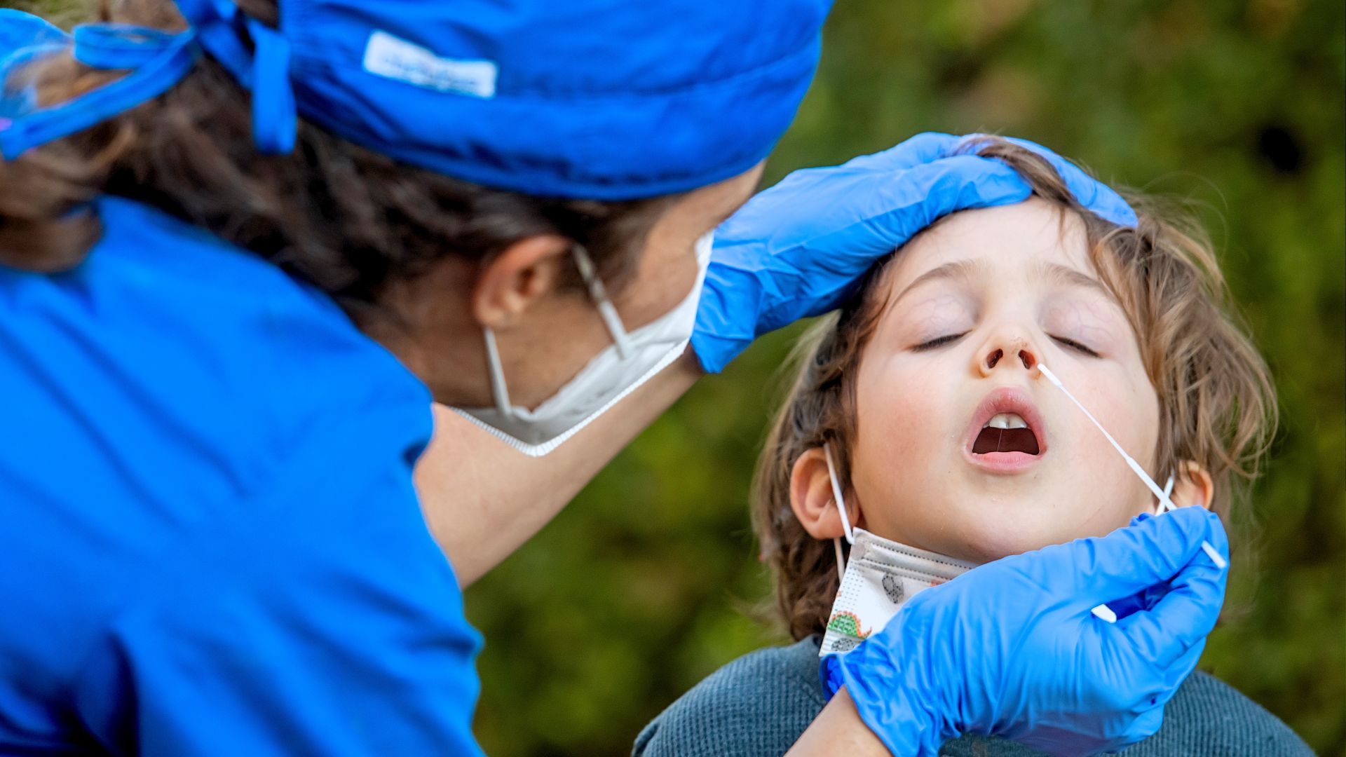 Лекари в САЩ предупредиха за нов COVID симптом при децата: "Лаеща" кашлица и хриптене