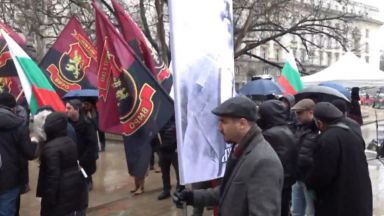 ВМРО развя знамената на протест пред сградата на президентството в