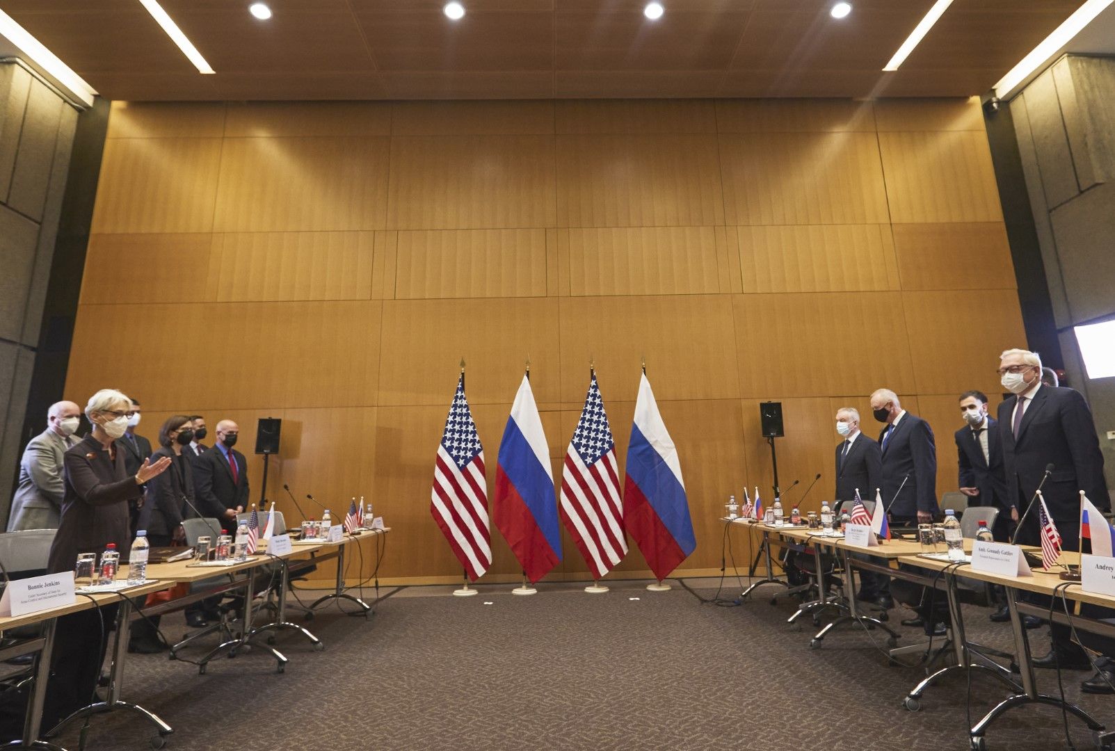Ръководителите на американската и руската делегации - Уенди Шърман и Сергей Рябков, се поздравяват, както е прието в условията на пандемия 