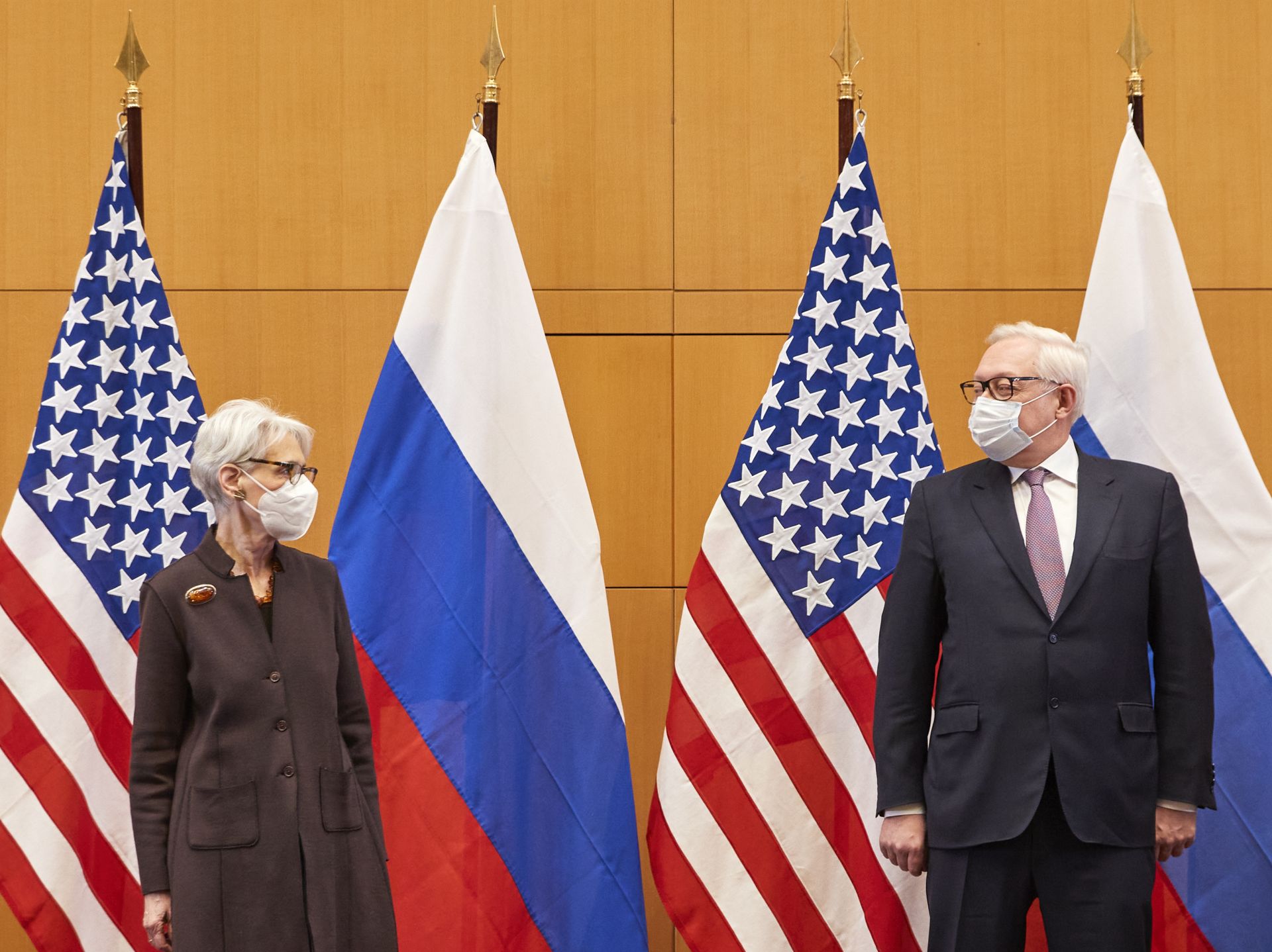 Ръководителите на американската и руската делегации - Уенди Шърман и Сергей Рябков