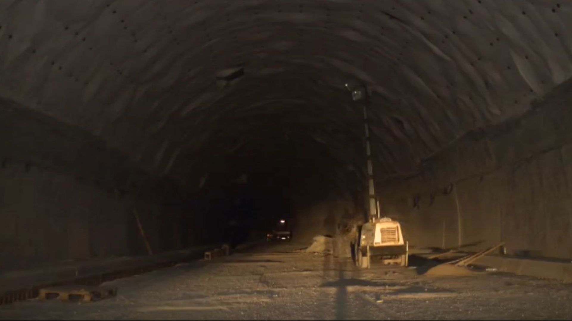 Срутване на 40 метра бетон в тунел "Ечемишка" отложило отпушването на магистралата 