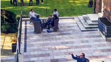 Около 100 души са били поканени на градинското парти на