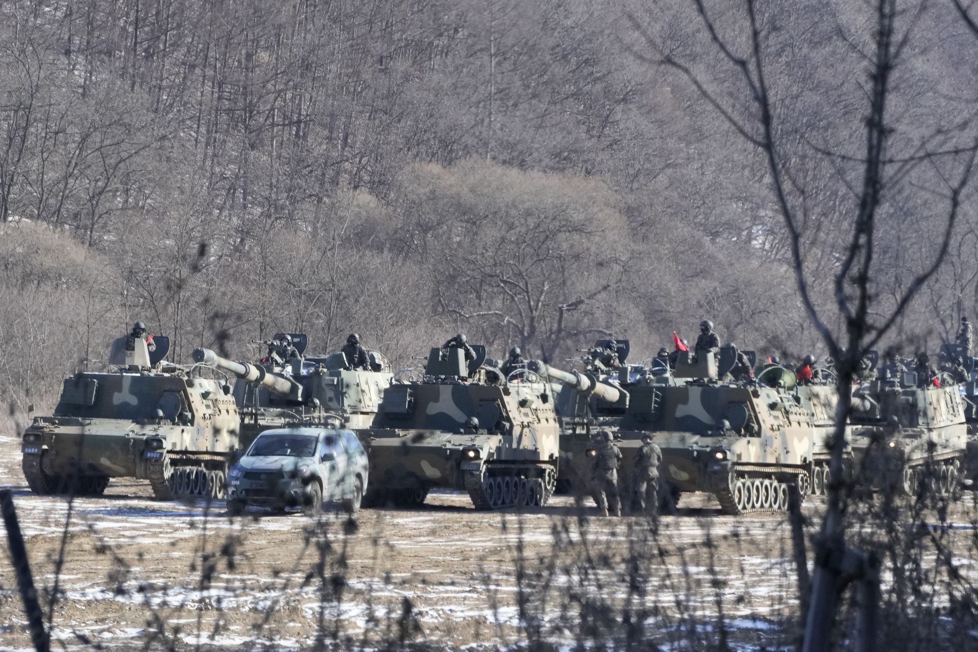 Войниците на южнокорейската армия са придвижили самоходни гаубици К-9 в град Паджу