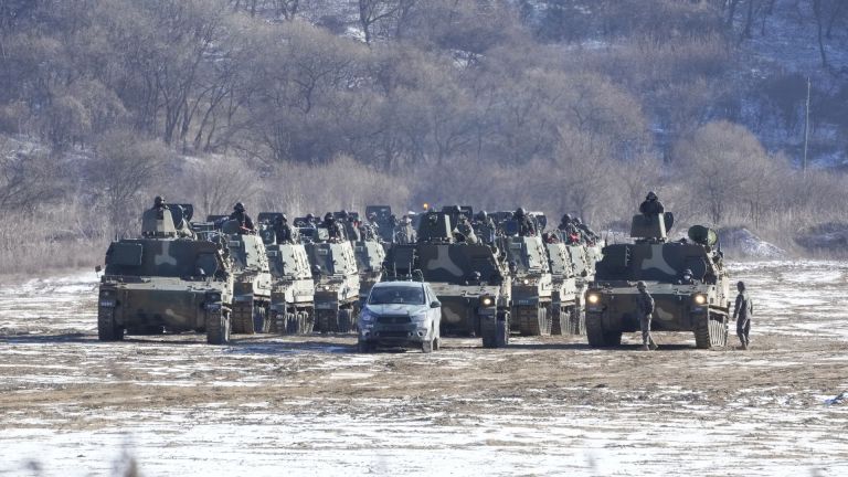 Войниците на южнокорейската армия са придвижили самоходни гаубици К-9 в