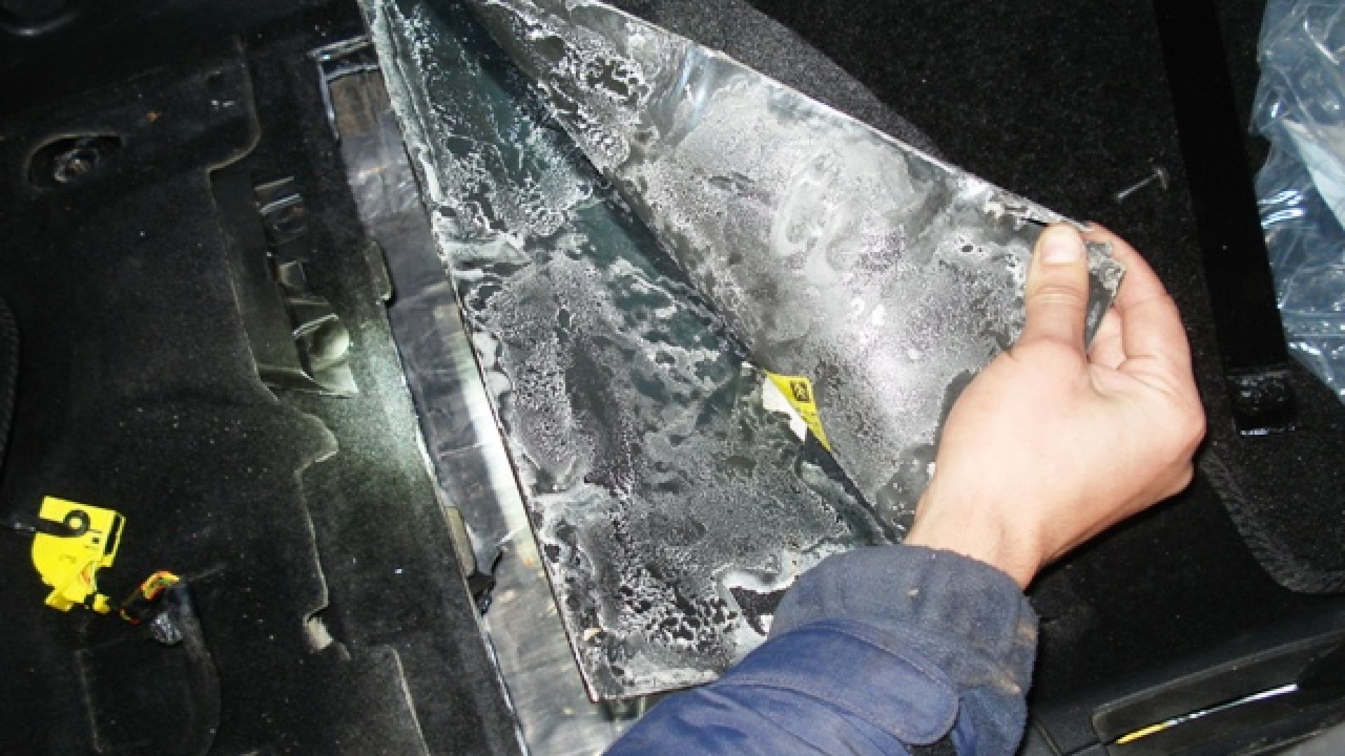 Откриха над 14 кг хероин в оловен тайник на кола на Дунав мост 2 (снимки)
