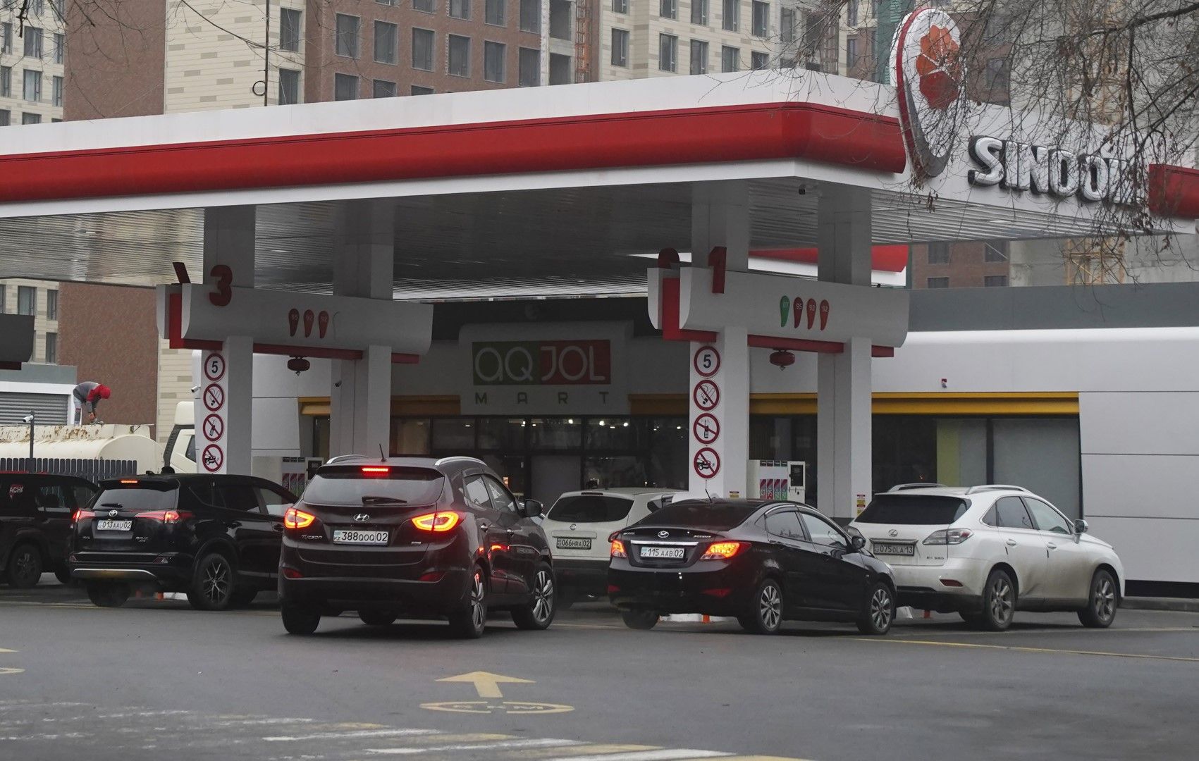 Колите зареждат гориво на бензиностанция в Алмати, Казахстан, понеделник, 10 януари 2022 г.