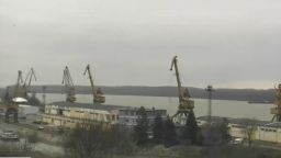  Силен вятър изкорени дървета в Русе, спря товарните кранове на Дунав