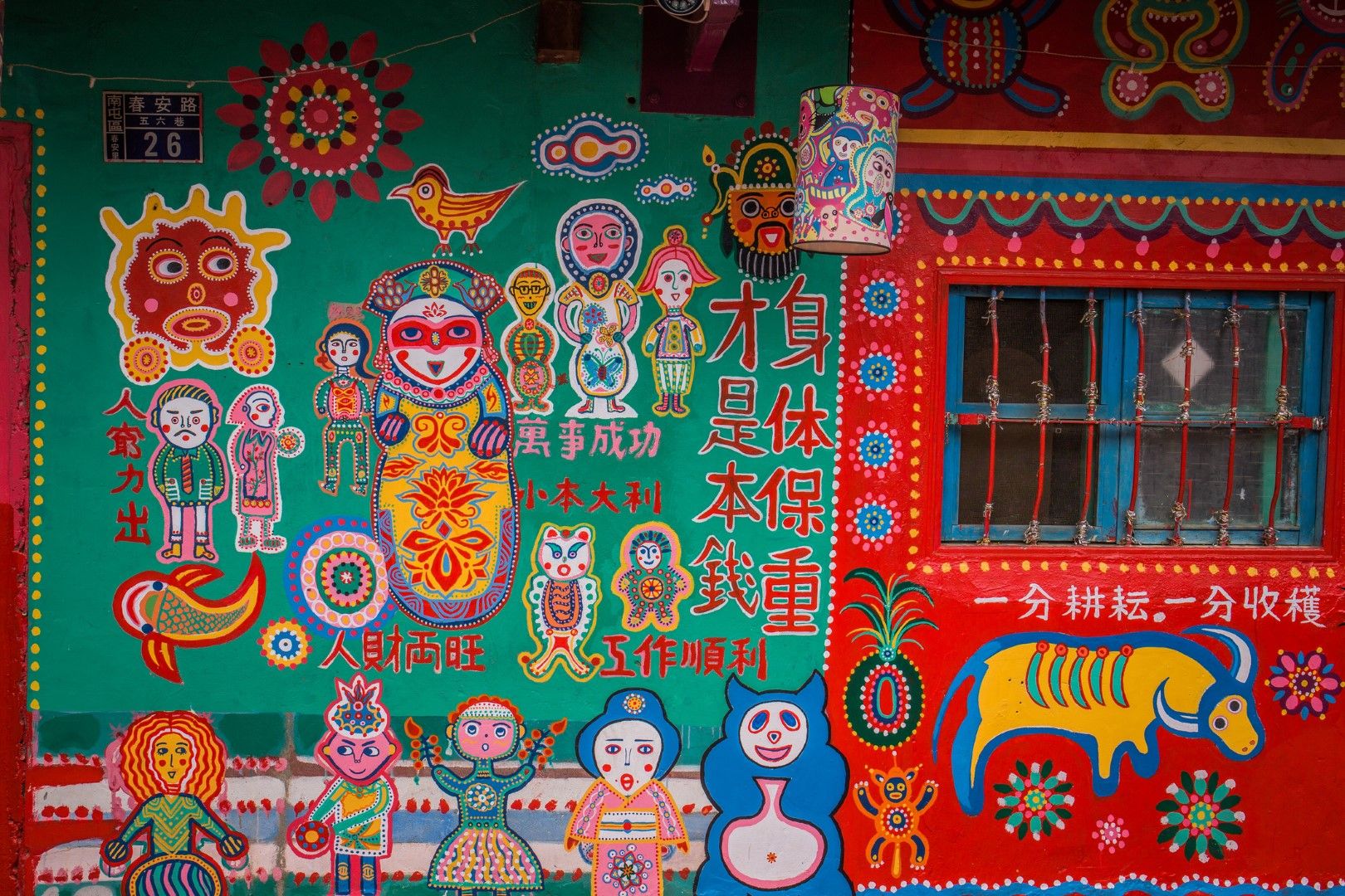 Екип от млади художници помага на Хуан Йон-фу в подновяването на стенописите