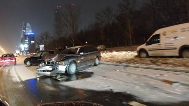 Пет автомобила се завъртяха и катастрофираха на заснеженото Цариградско шосе