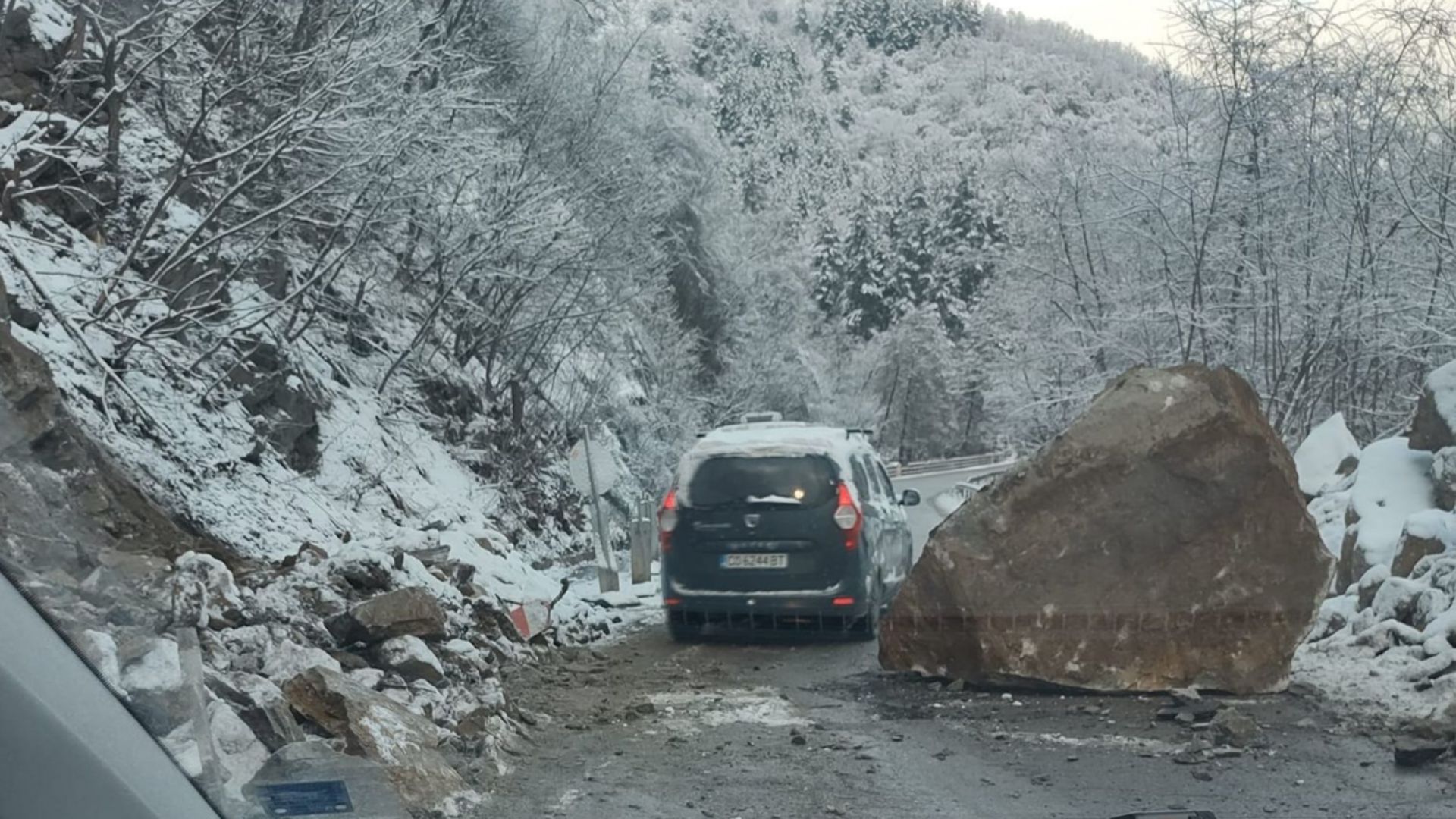 Огромна скала падна на пътя София-Самоков (снимки)