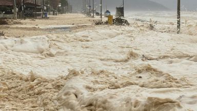 Мощен циклон доведе до наводнения и транспортен хаос в Гърция (видео)