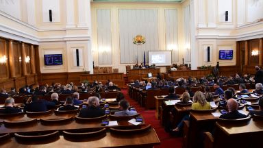 Депутати коментираха в кулоарите на парламента протеста на Възраждане срещу