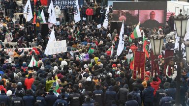 Над шест часа продължи протеста на Възраждане срещу Зеления сертификат