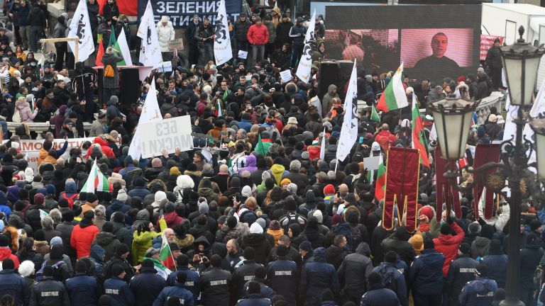 В този час протестиращите срещу зеления сертификат от Възраждане разкъсаха
