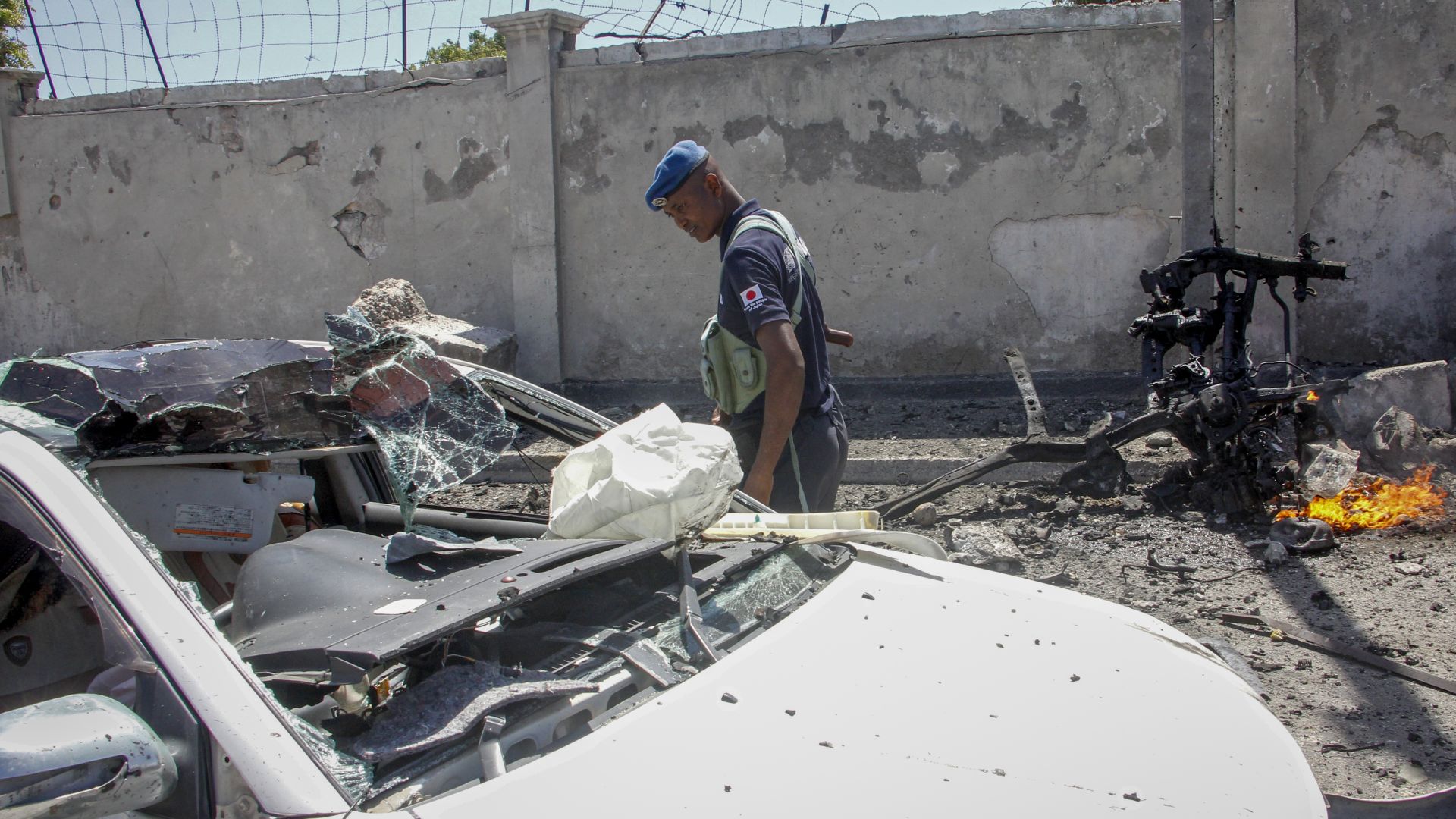 Подозират групировка на Ал Кайда за мощен взрив на кола бомба пред летище в Сомалия (снимки)