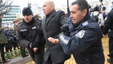 Арестуваният с пистолет по време на протеста е стрелял по