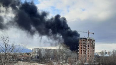 Пожар в новострояща се сграда в София предизвика силно задимяване