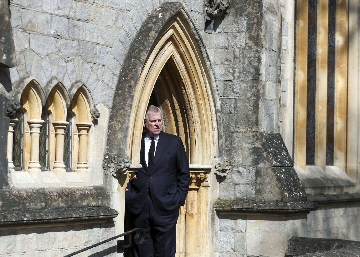 Британският принц Андрю присъства на неделната служба в Кралския параклис на всички светии в Royal Lodge, Уиндзор, след обявяването на смъртта на баща му, принц Филип, в Англия, неделя, 11 април 2021 г.