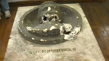 Модел на барелеф на Христо Смирненски с внушителни размери беше