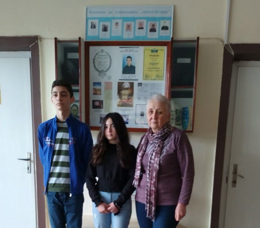 Майката на Антон - Иванка Петрова, с Алисия Атанасова и Виктор Василев