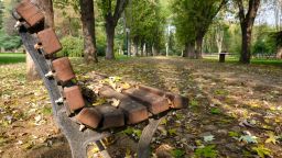 Възрастна жена остави над 28 000 лева под пейка след 3 обаждания за дъщеря със счупен крак
