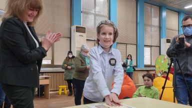 Второкласничката Калина Тиханова сложи отпечатъка си в Алеята на най четящите