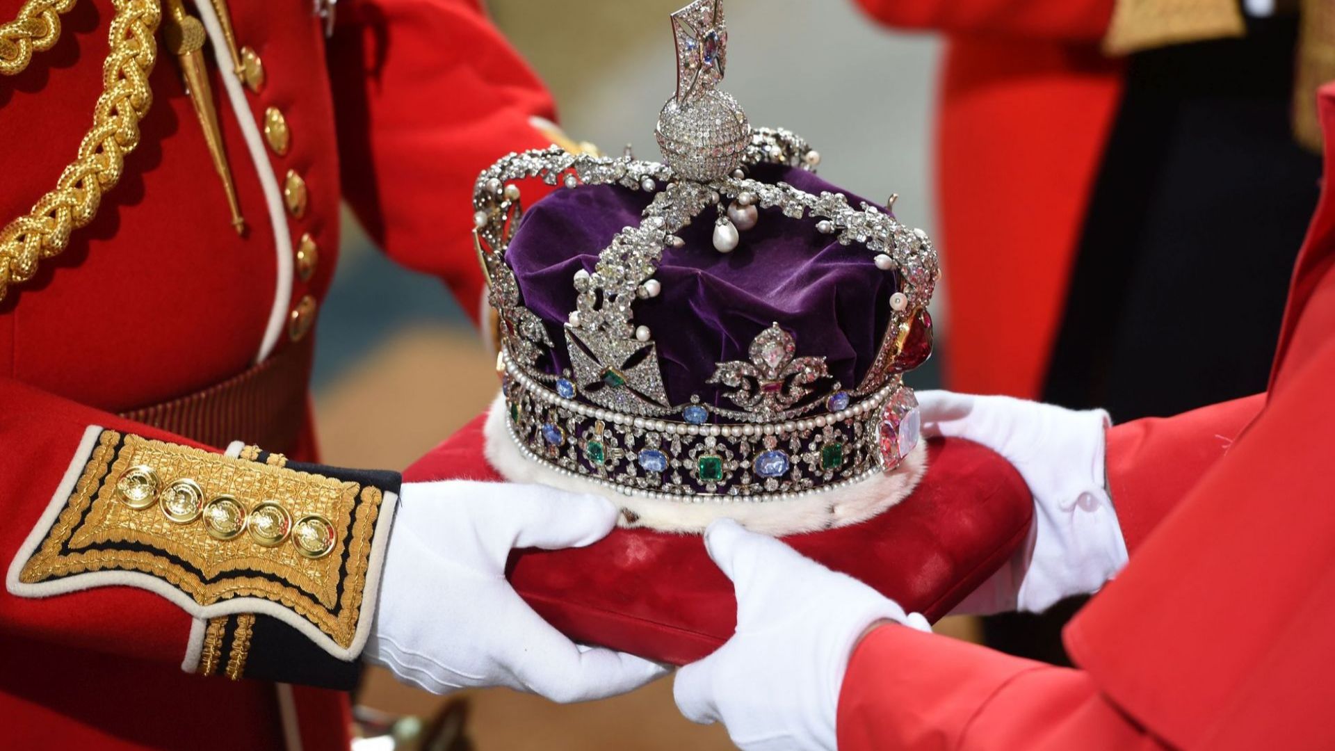 Бижутата върху короната на Елизабет II, са на стойност около $ 7 млрд.