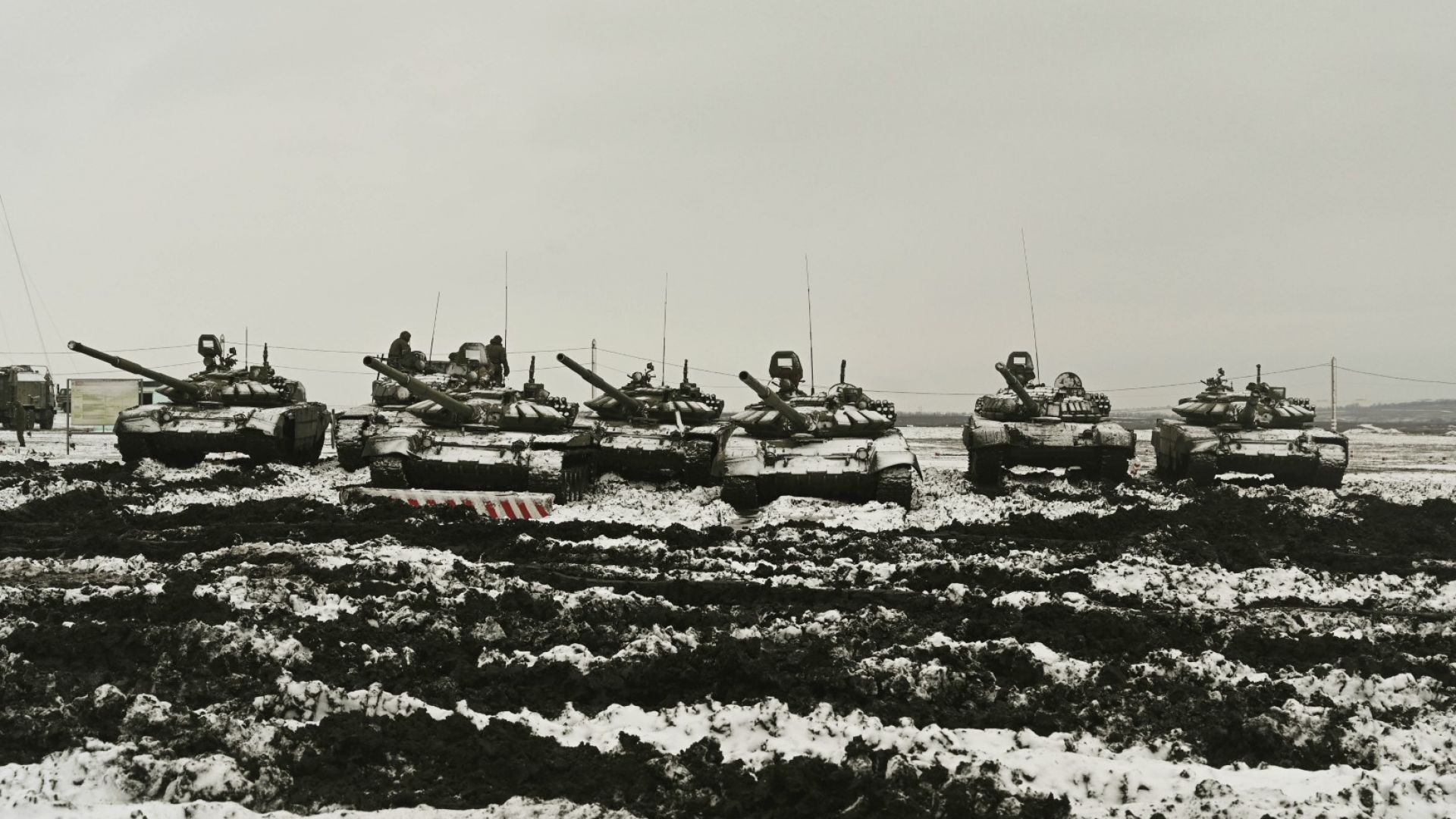 Руски танкове Т-72Б3 участват в учения на полигон Кадамовски в Ростовска област в Южна Русия, сряда, 12 януари 2022 г.