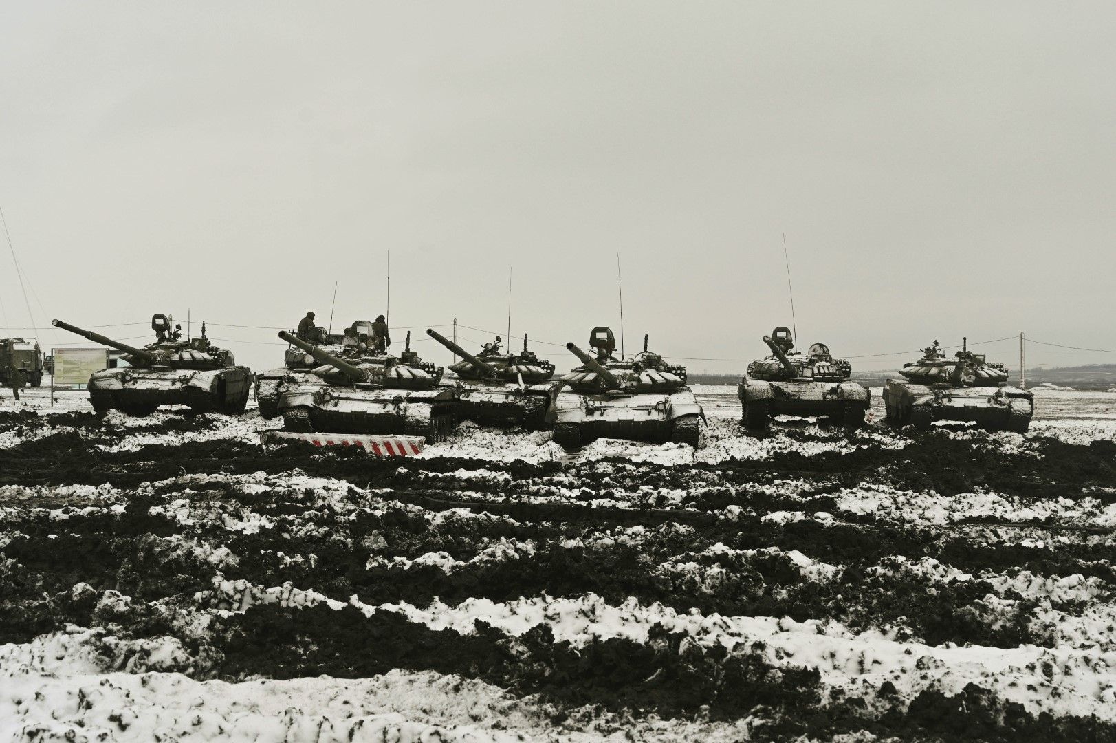 Руски танкове Т-72Б3 участват в учения на полигон Кадамовски в Ростовска област в Южна Русия, сряда, 12 януари 2022 г.