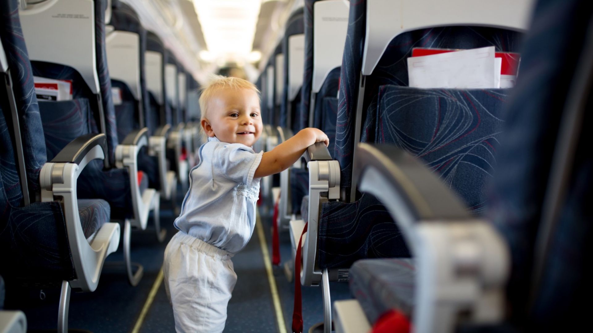 Къде да седнете в самолета, за да сте далеч от плачещи бебета