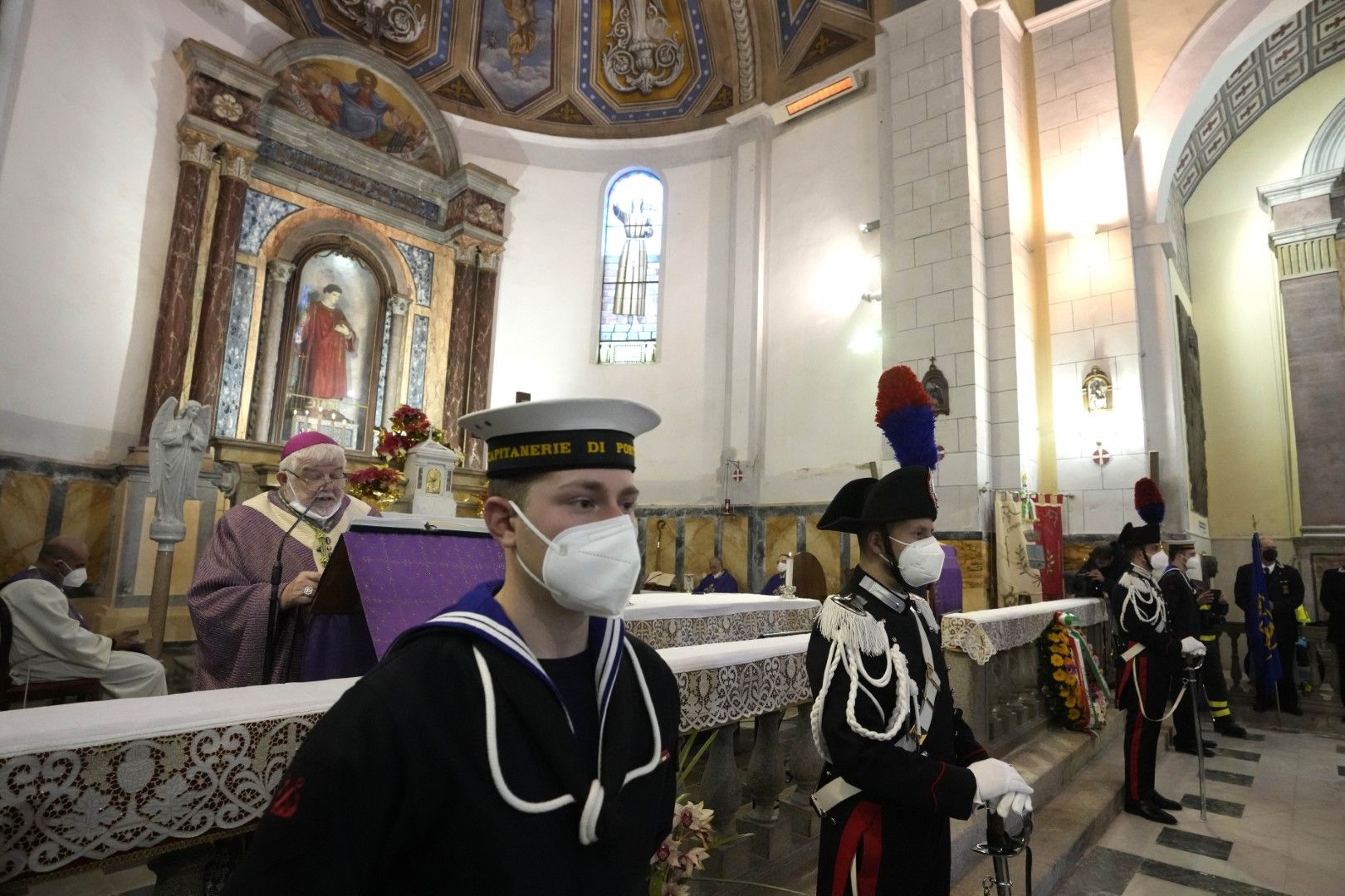Монсеньор Джовани Ронкари, епископ Гросето, говори по време на възпоменателна литургия за 10-ата годишнина от катастрофата на кораба Коста Конкордия, в църквата Сан Лоренцо, на тосканския остров Изола дел Джилио, Италия, четвъртък, 13 януари 2022 г. 