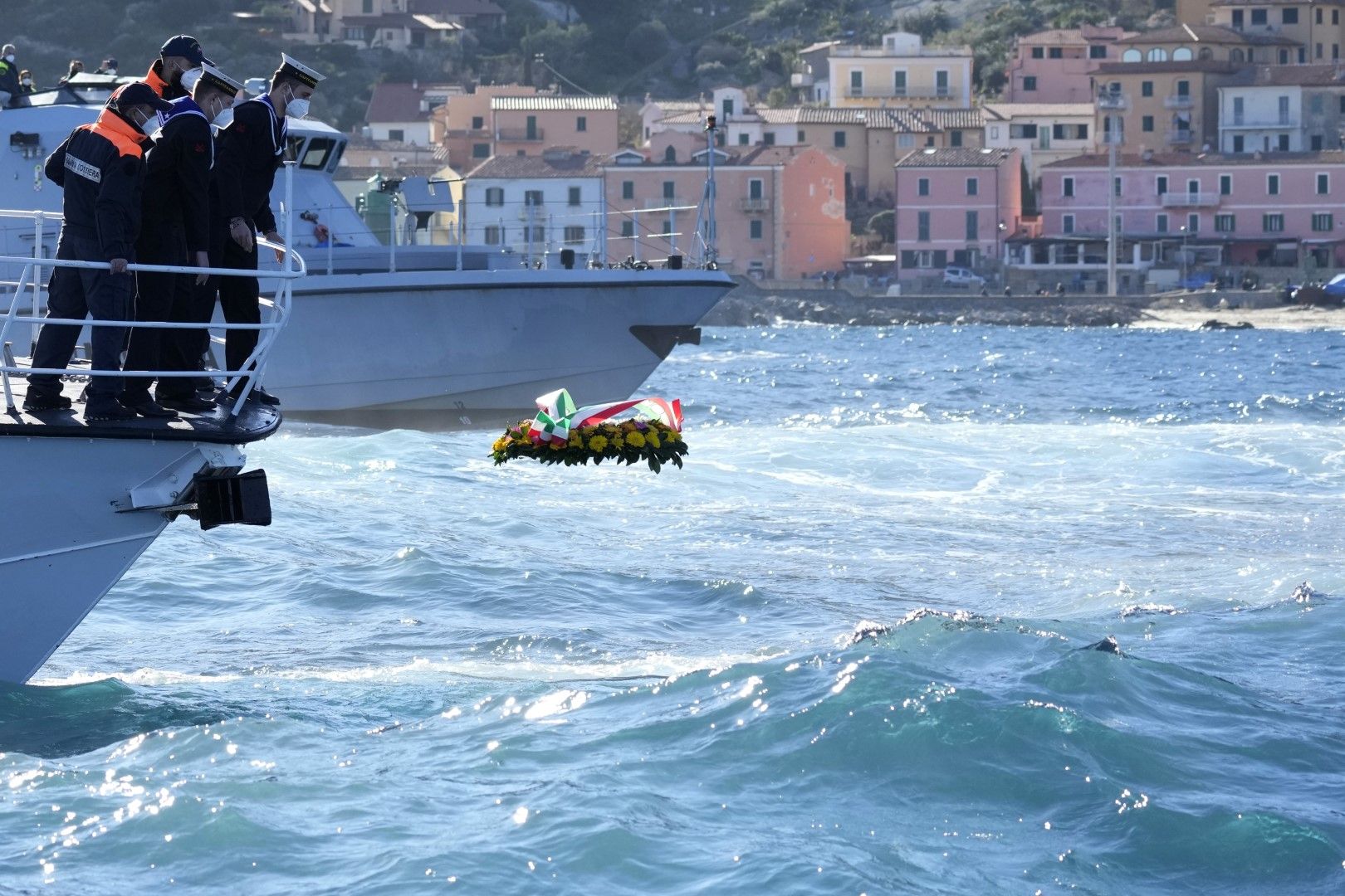  Цветя в морето в памет на жертвите от корабокрушението на кораба Коста Конкордия
