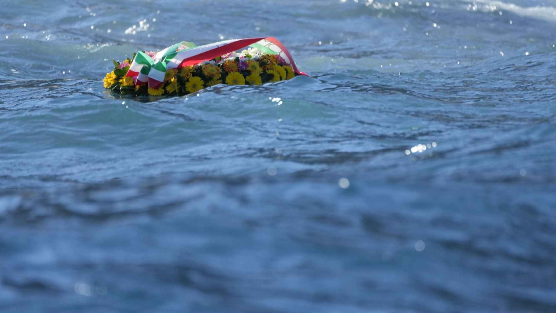 Цветя в морето в памет на жертвите от корабокрушението на кораба Коста Конкордия