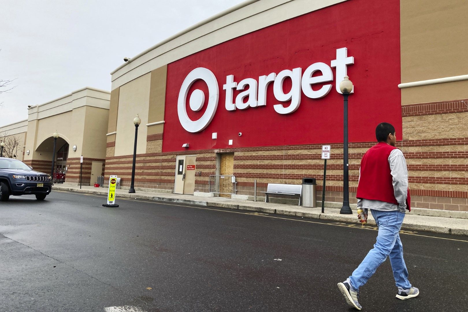 Големият търговец на дребно Target заяви, че иска да прецени как решението ще повлияе на екипа и бизнеса
