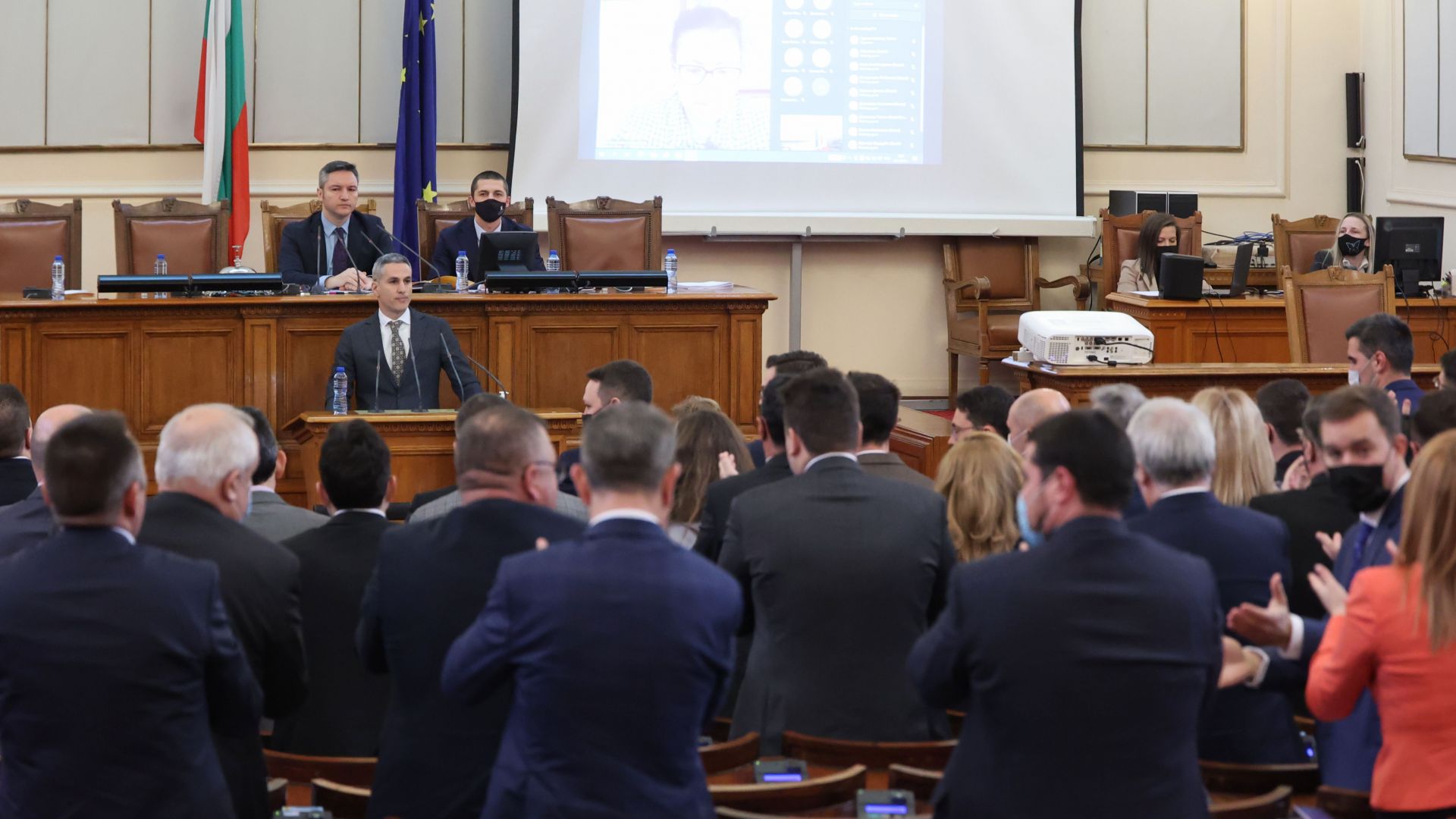 Мнозинството в парламента поиска оставката на Гешев, той го нарече "кризисен пиар"