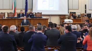  Мнозинството в Народното събрание изиска оставката на Гешев, той го назова 