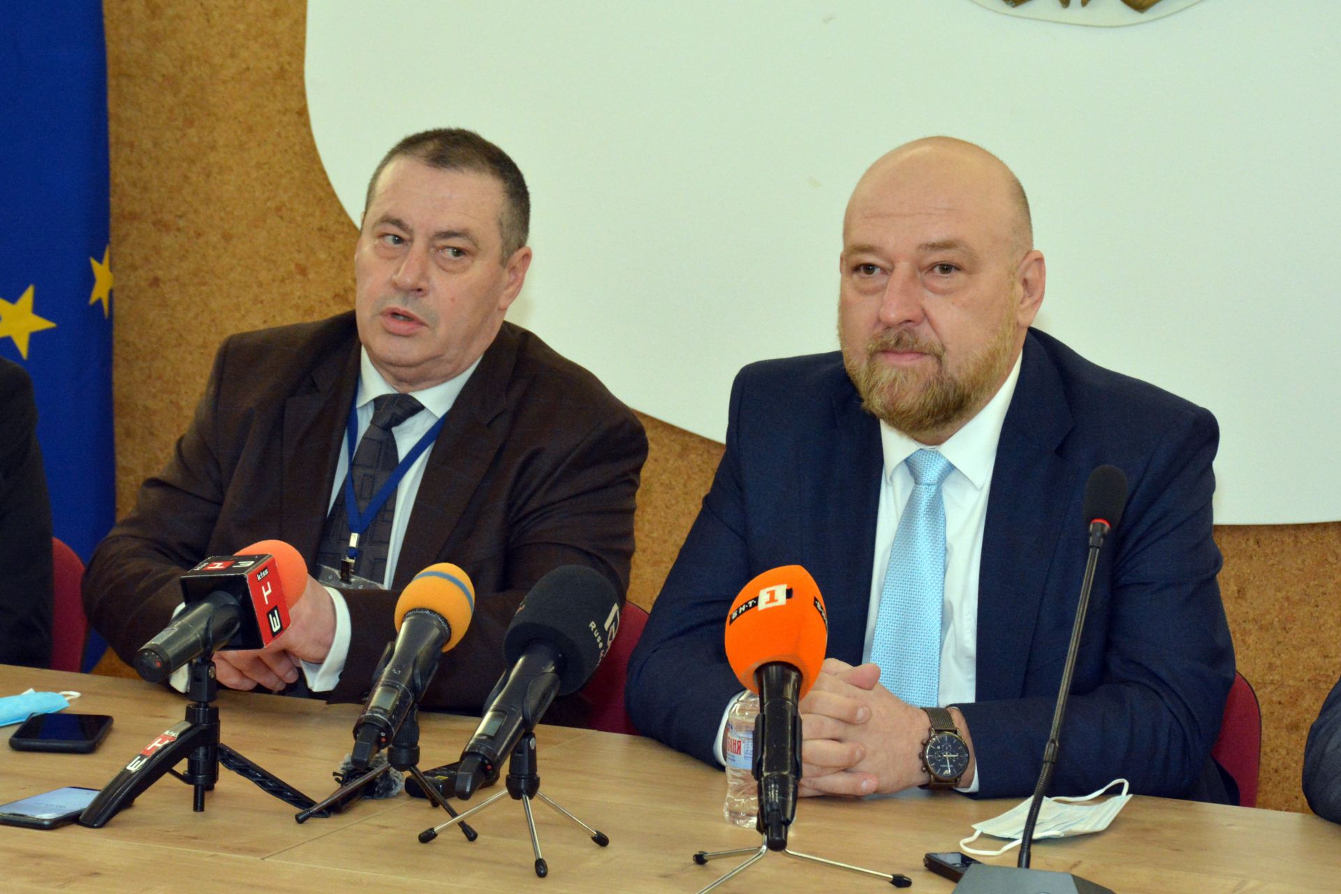 Новият областен управител на Русе Анатоли Станев (дясно) прие тази сутрин поста от предшественика си Борислав Българинов (ляво)