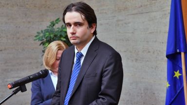 Екипът на Министерството на електронното управление и преливащата се в