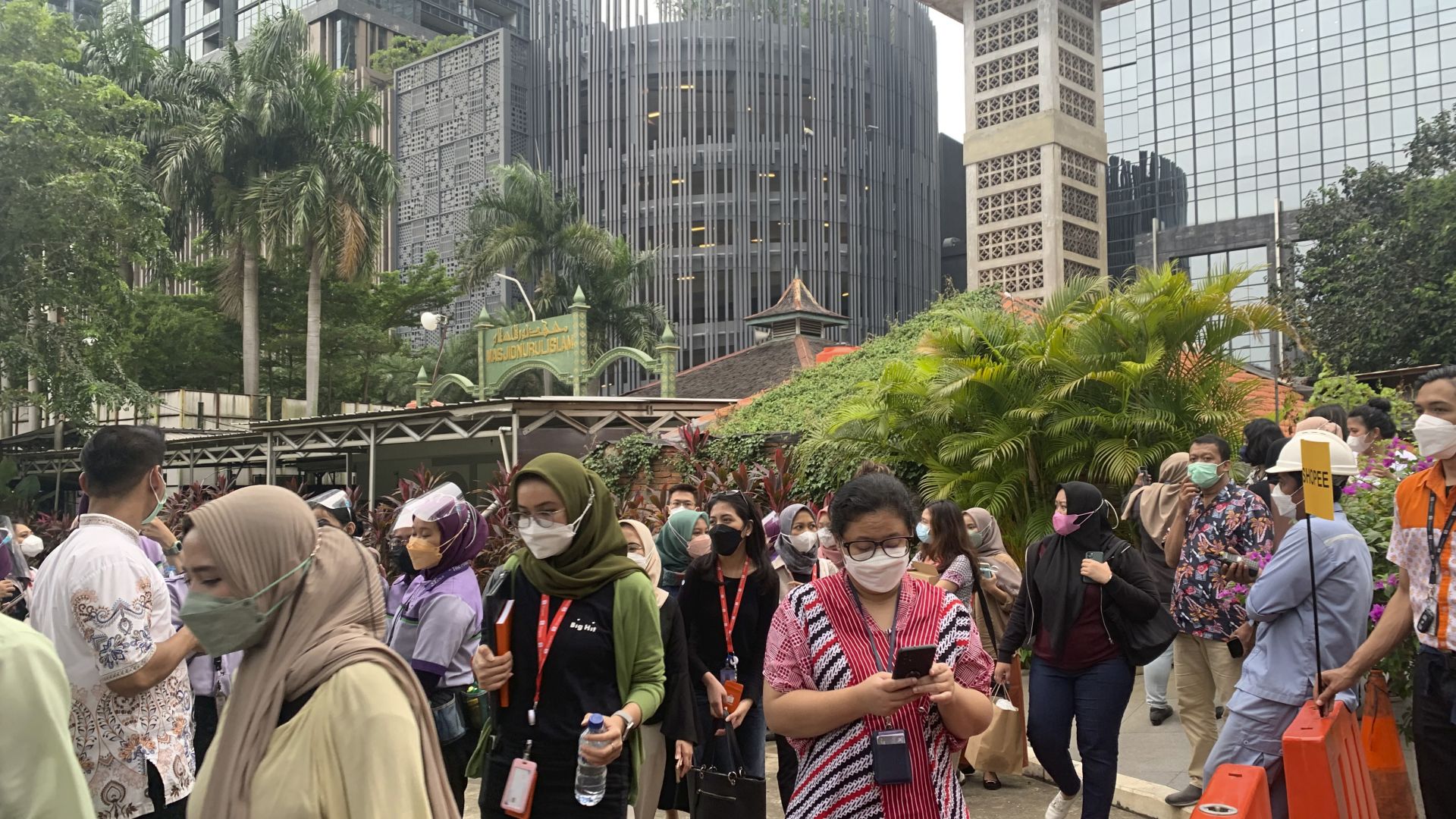 6,6 по Рихтер люля няколко минути високите сгради в Джакарта (видео)