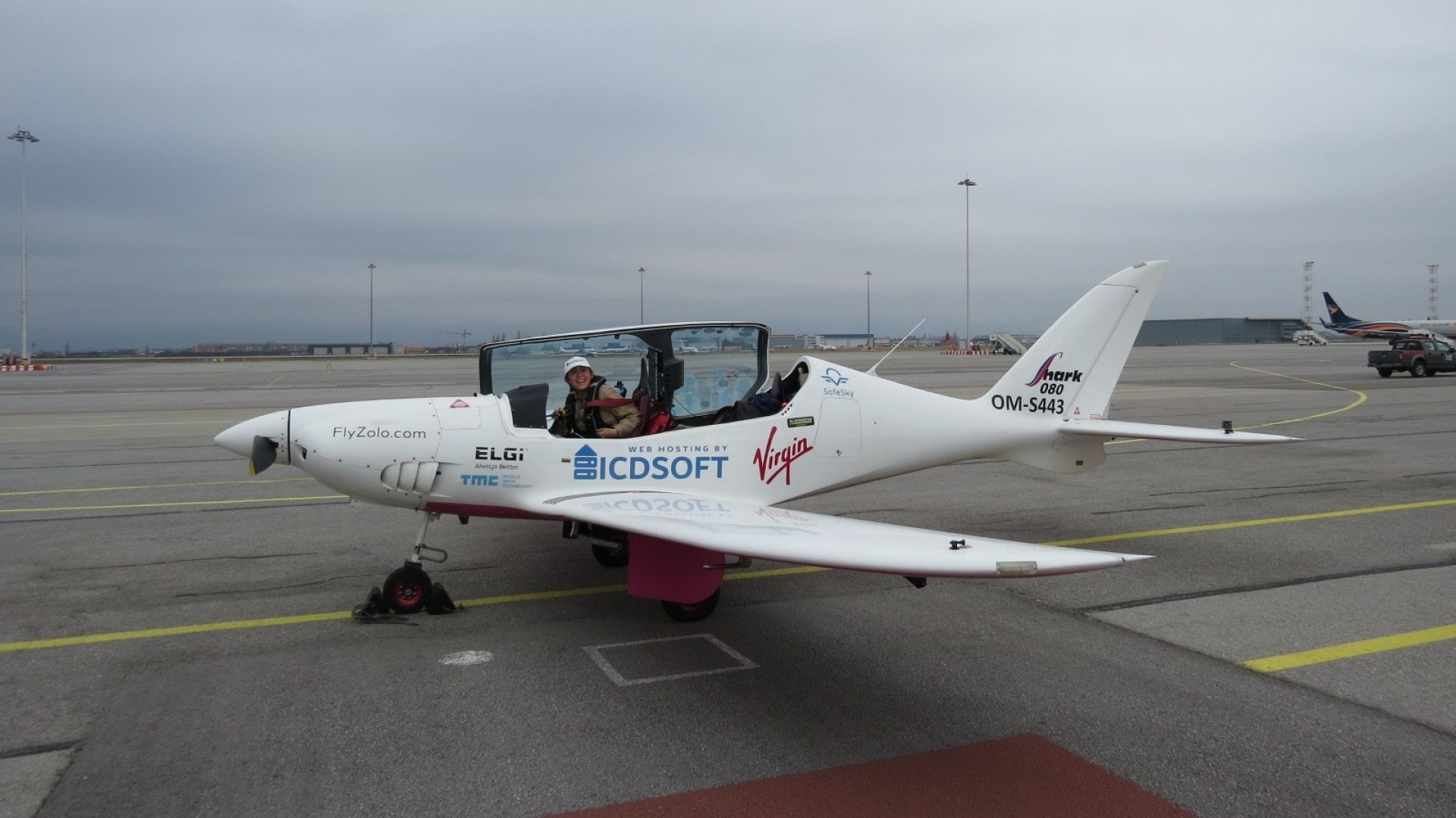 На 19 години Зара Ръдърфорд стана най-младата жена, обиколила света със самолет сама