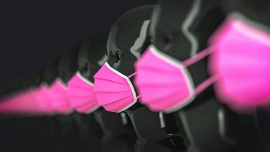 Италиански полицаи протестират срещу розови предпазни маски които трябва да