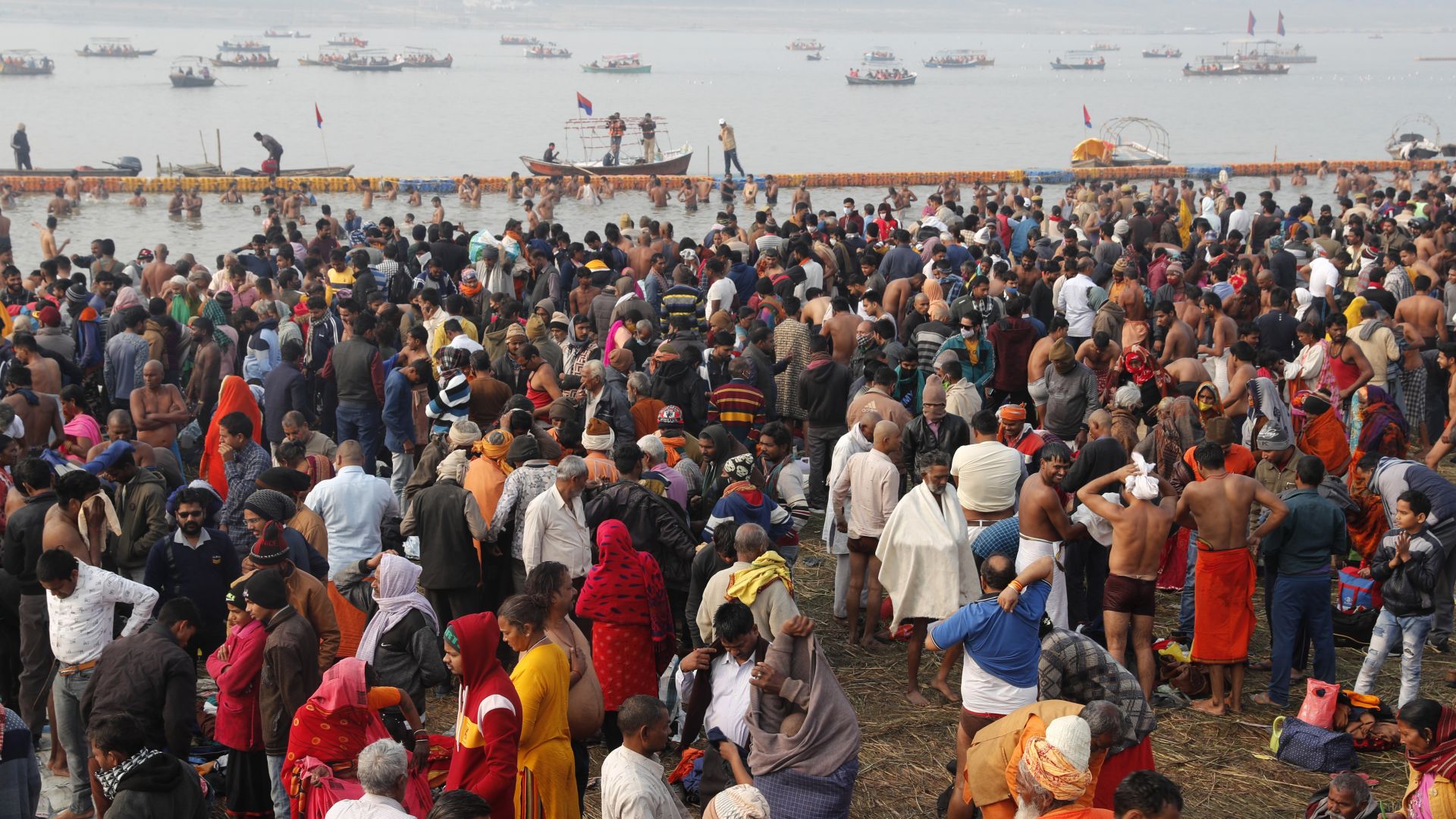 Стотици хиляди индуисти пренебрегнаха вируса и се изкъпаха заедно в свещената река Ганг