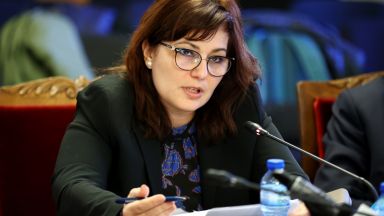 Здравният министър проф Асена Сербезова отговори на лидера на партия