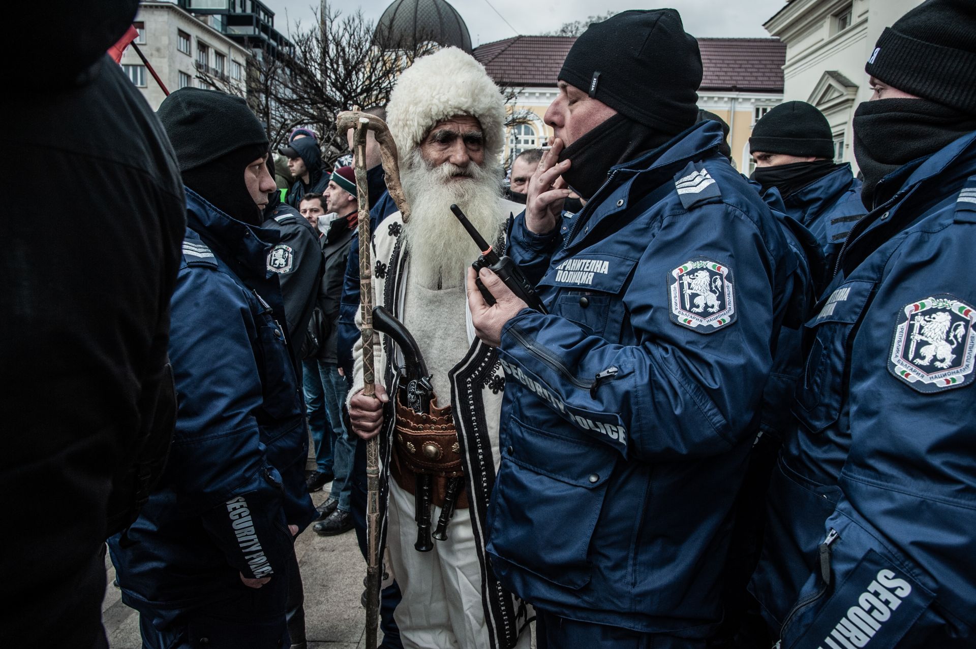 Кадър на Христо Русев достигна до международните агенции. Той е от София, по време на протестите пред Народното събрание. На кадъра се вижда възрастен мъж, облечен с традиционна носия, който разговаря с полицаите. 
