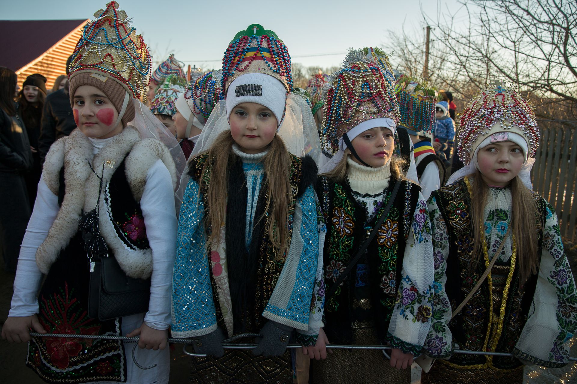 Момичетата чакат инструкциите от по-възрастните участници в празника на Маланка, който се провежда Краснойлск, Украйна. Маланка е древна, езическа традиция, която се празнува на Нова година по православния календар, седмица след Православната Коледа. Най-известната Маланка се развива в село Красноилск, което се намира близо до украинско-румънската граница. Хората носят сложни костюми и играят различни герои, ходейки от къща на къща, коледувайки. Някои костюми могат да тежат до 100 килограма. Снимката е на Зузана Гогова. 
